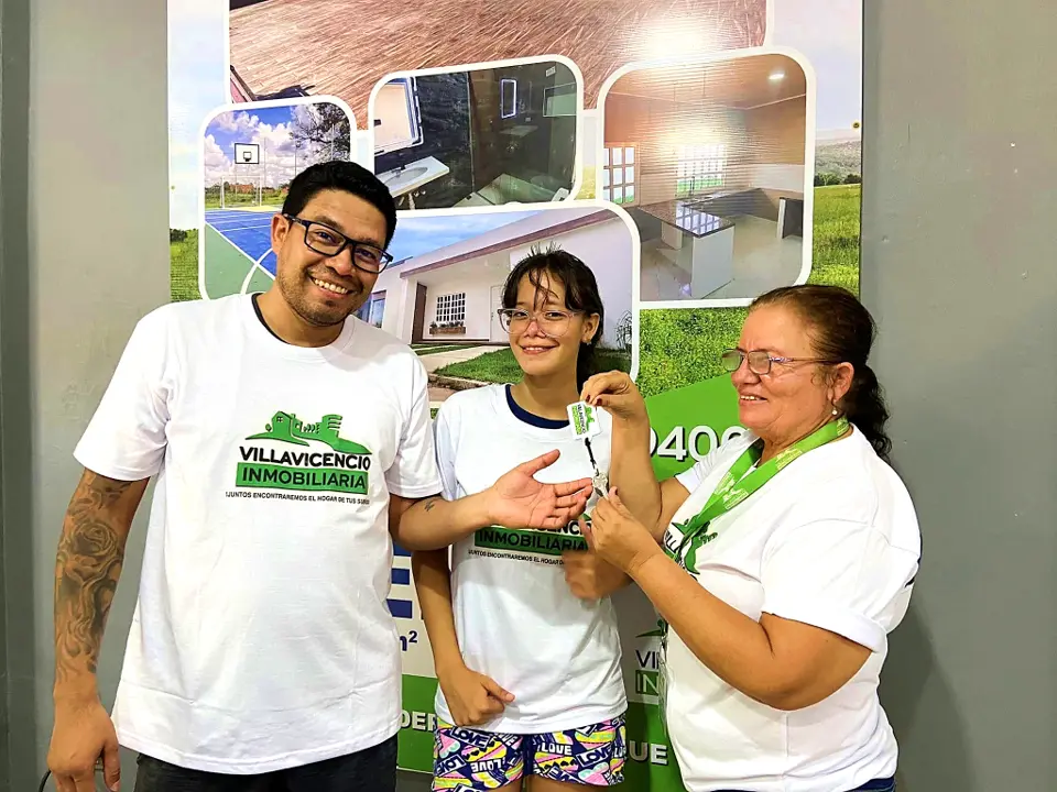 Familia feliz en su nueva propiedad adquirida con Villavicencio Inmobiliaria