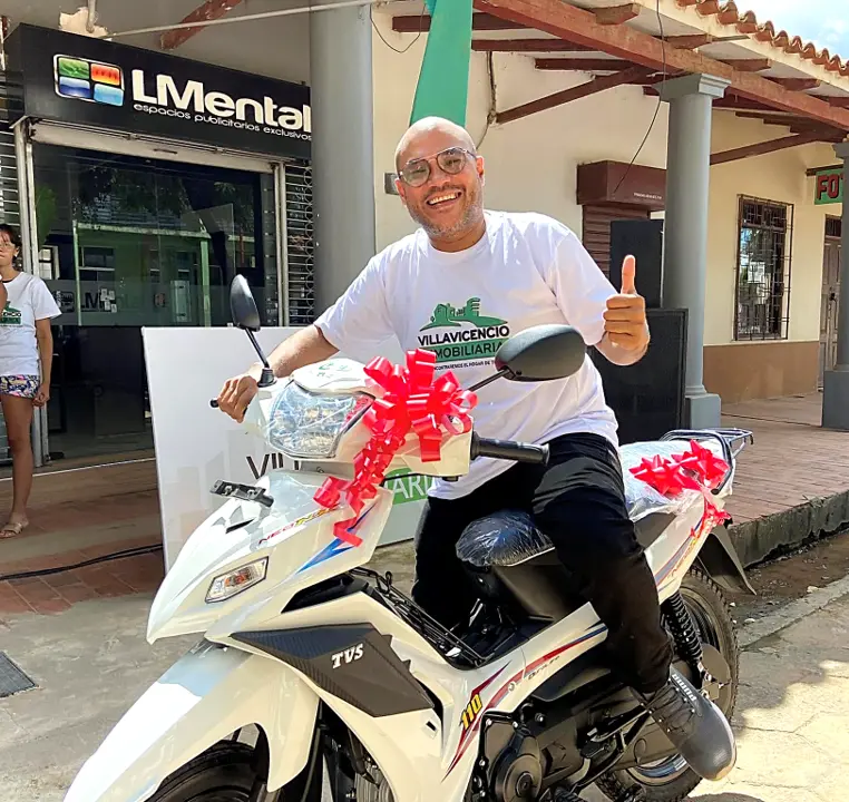 Familia feliz en su nueva propiedad adquirida con Villavicencio Inmobiliaria